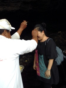 Di tempat air suci, iseng kami bergabung bersama wisatawan lain untuk minum air dan menerima doa dari Balian disana. 