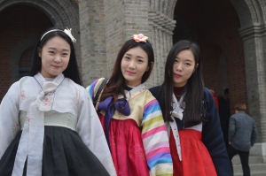 Remaja-remaja putri Korea ber hanbok..