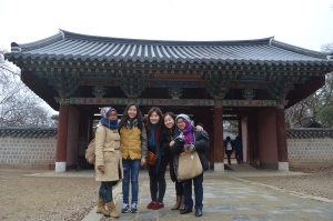 Di depan Gyeonggijeon Shrine..